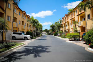 21396 Marina Cove Cir 17-j, Aventura