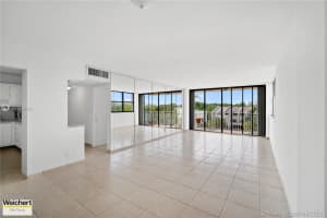 2450 Ne 135th St 302, North Miami