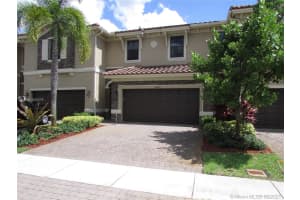 12370 N Village Cir, Davie