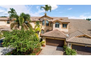 814 W Village Cir, Davie