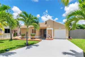 921 Sw 112th Ave, Pembroke Pines