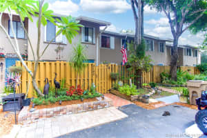5142 S University Dr, Davie