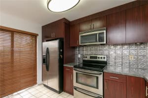 644 Ne 195th St, Miami