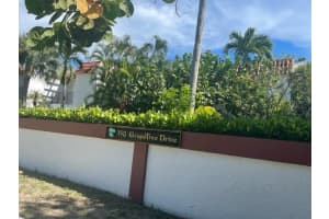 350 Grapetree Dr 415, Key Biscayne