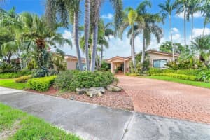 2201 Ne 204th St, Miami