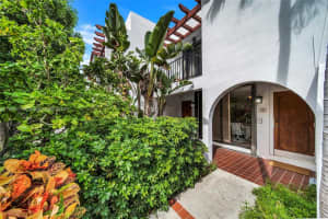 265 Grapetree Dr 111, Key Biscayne