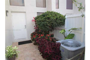 660 Ne 195th St 660, Miami