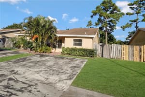 3736 Mil Lake Cir, Green Acres