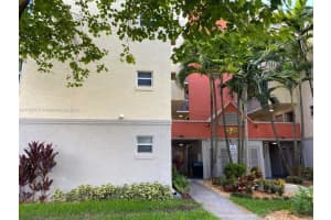8363 Lake Dr 101, Doral