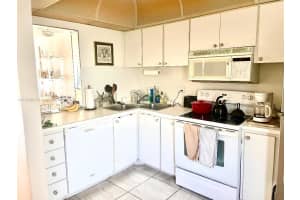 465 Paradise Isle Blvd 101, Hallandale Beach