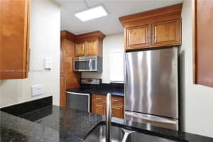 909 Twin Lakes Dr 3-f, Coral Springs
