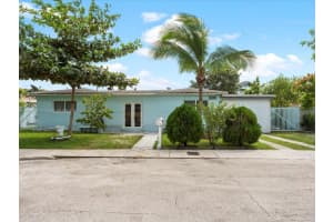 2560 Ne 215th St, Miami