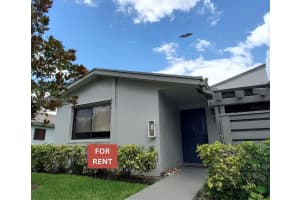 445 Lakeview Dr 1, Weston