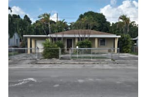 961 E 32nd St, Hialeah