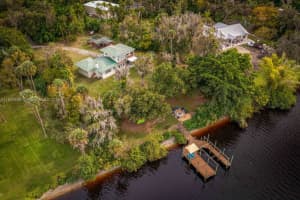 671 Live Oak Ln, La Belle