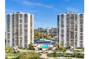 3625 N Country Club Dr 2108, Aventura