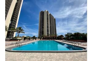 20301 W Country Club Dr 1424, Aventura