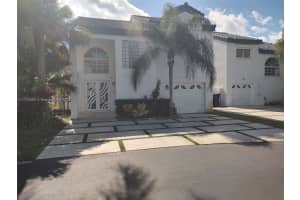 220 Ne 211th St, Miami