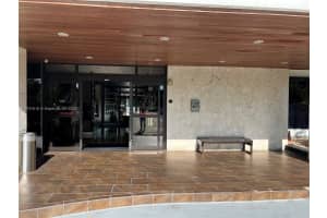 3375 N Country Club Dr 109, Aventura