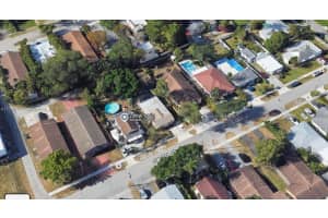 27 Sw 7th St, Hallandale Beach