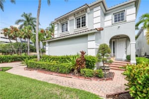 3015 Ne 208th St, Aventura