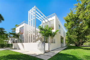 1250 N Venetian Way, Miami