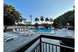 8290 Lake Dr 310, Doral