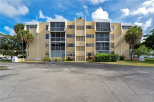 922 Ne 199th St 206, Miami