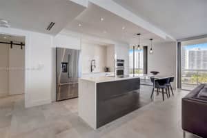 20191 E Country Club Dr 802, Aventura