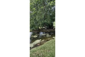440 Lakeview Dr 104, Weston
