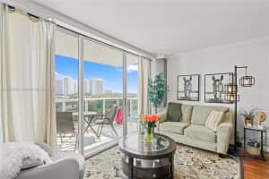 3625 N Country Club Dr 902, Aventura