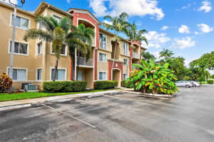 7085 Nova Dr 330, Davie