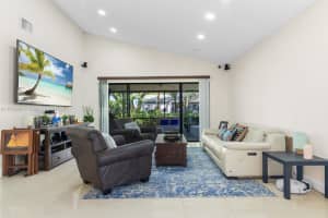 371 Fairway Cir 56, Weston