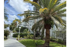 492 Nw 165th St Rd C-215, Miami