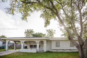 323 Ne Midfield Ln, Port Saint Lucie