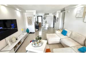 301 Golden Isles Dr 203, Hallandale Beach