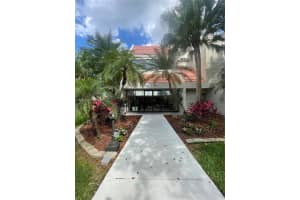 210 Lakeview Dr 109, Weston