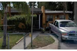 1076 Nw 77th St, Miami