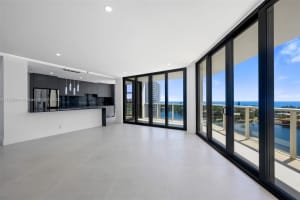 20281 E Country Club Dr 1008, Aventura