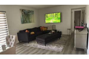 370 E Laurel Dr 3e, Margate