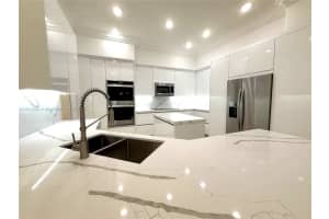 2547 Montclaire Cir 2547, Weston