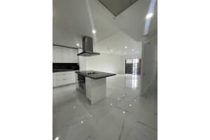 8290 Lake Dr 427, Doral