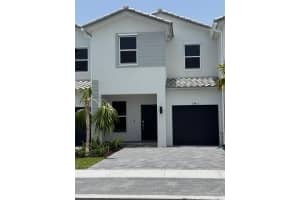 18413 Sw 1st St, Pembroke Pines