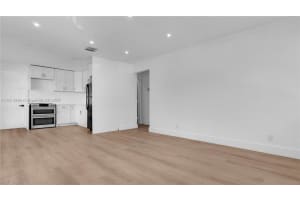 32 Sw 9th St 1, Hallandale Beach