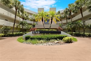 5749 Camino Del Sol 403, Boca Raton