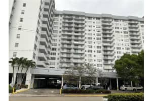 137 Golden Isles Dr 611, Hallandale Beach