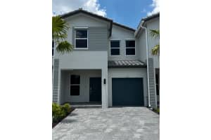 112 Sw 184 Way 112, Pembroke Pines