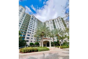 19900 E Country Club Dr 318, Aventura