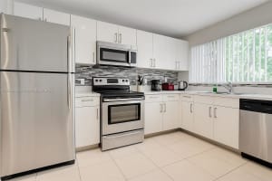 950 Ne 199th St 2h, Miami