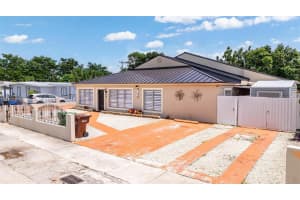 230 W 47th St, Hialeah